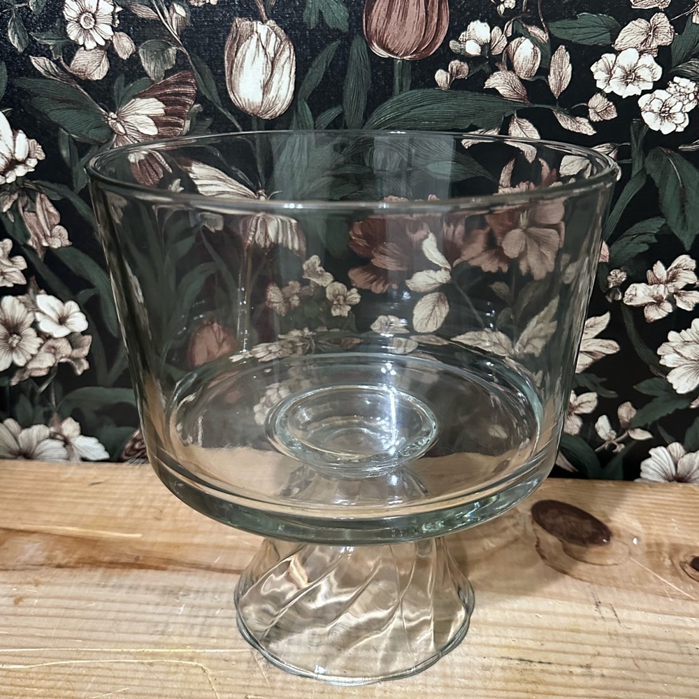 Vintage large Clear Glass Dessert/Fruit Bowl Pedestal Dessert Fruit Bowl